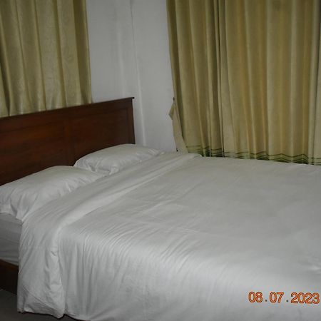 Four-G Home Stay & Komodo Tour Labuan Bajo Buitenkant foto